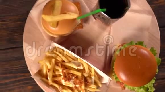 两份带薯条和可乐的牛肉汉堡视频的预览图