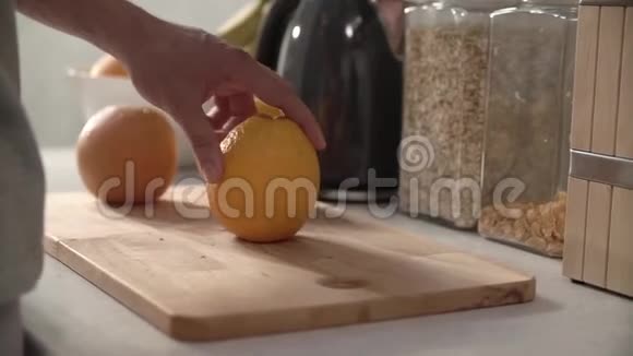 准备食物男人用刀切橙色特写视频的预览图