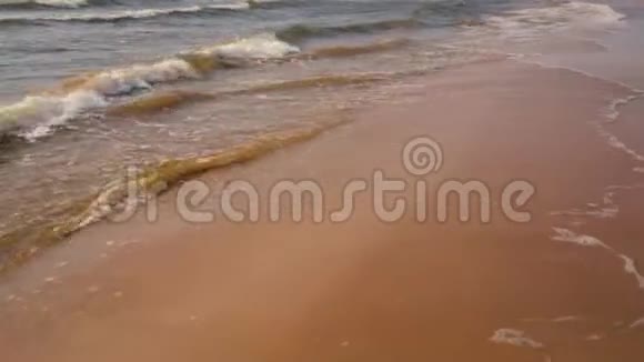 沙滩上的碧海柔波视频的预览图