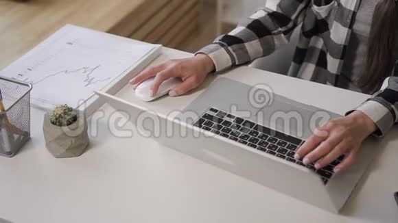 在办公室从事电脑投资的女性软件律师视频的预览图