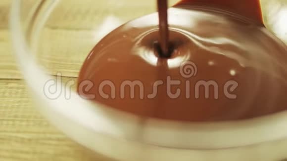 热巧克力缓慢地倒在玻璃碗上视频的预览图