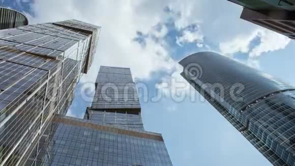 市中心的摩天大楼时多云的天空视频的预览图