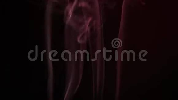 紫色烟雾香气棒暗背景高清镜头视频的预览图