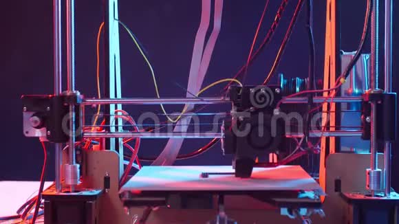 3D打印或添加剂制造和机器人自动化概念彩色光上的3d打印机视频的预览图