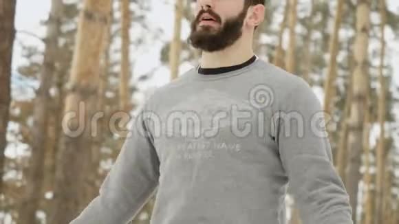 冬季森林中有胡子的运动员跳绳视频的预览图