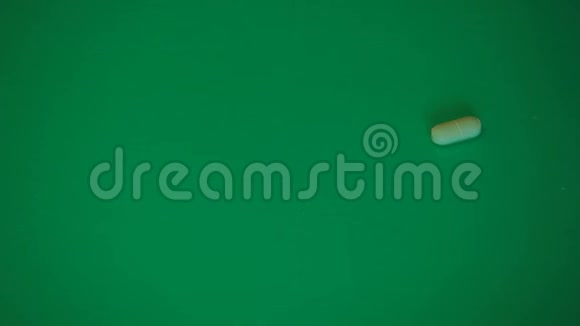 抗生素丸绿纸背景视频的预览图