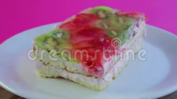 果饼在一个白色的盘子上果冻旋转成一个圆圈视频的预览图