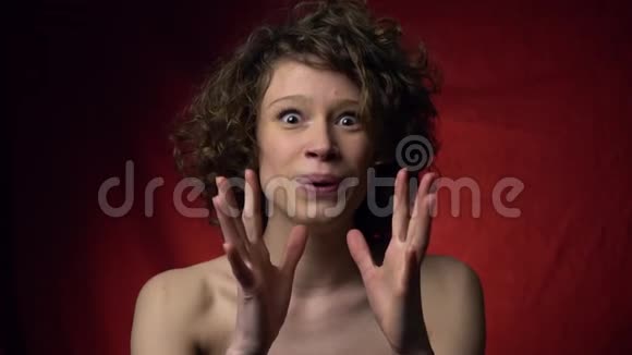 快乐的女人微笑着伸出大拇指慢动作视频的预览图