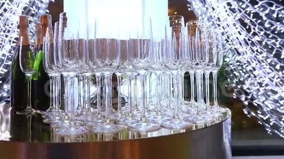 酒店或餐厅大堂的自助餐桌上有眼镜自助餐上有漂亮的香槟眼镜视频的预览图