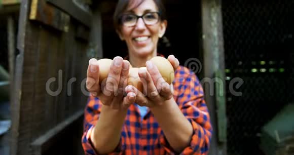 成熟的女人拿着棕色的鸡蛋视频的预览图