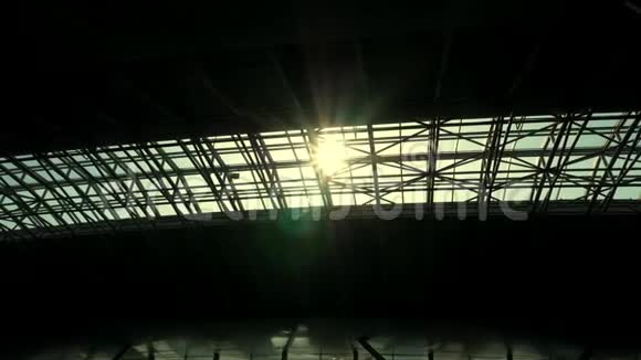 阳光透过机场展馆的屋顶照射视频的预览图
