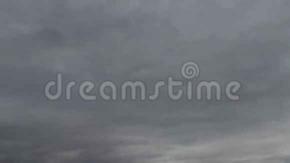 巨大的灰色雷云在天空中快速移动时间推移视频视频的预览图