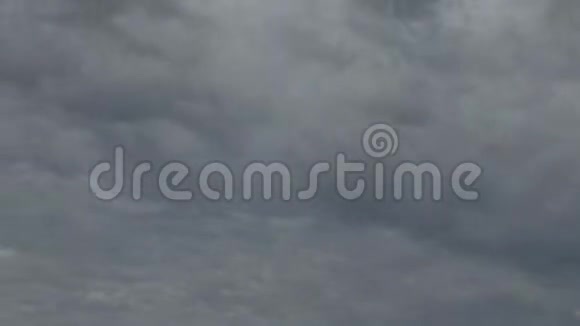 巨大的灰色雷云在天空中快速移动时间推移视频视频的预览图