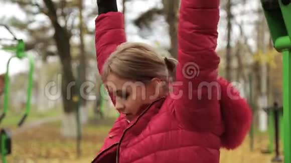 漂亮的女人在街上做运动一个年轻女孩从事户外运动模拟器室外游乐场视频的预览图