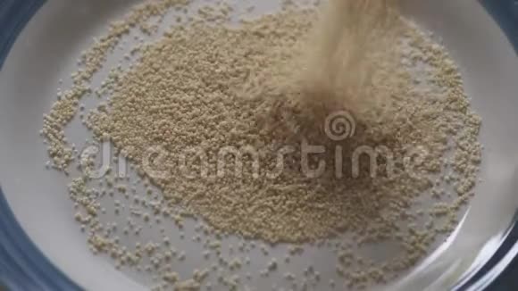 速溶的球落在盘子上干壳小麦半麦芽视频的预览图