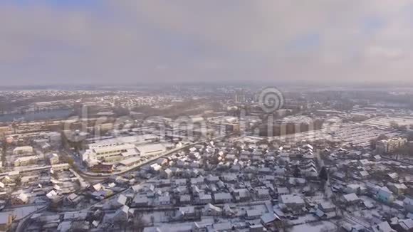 日落时小镇空中天际线冬季足迹视频的预览图