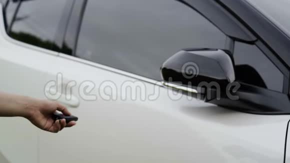 女人用遥控钥匙打开车门打开车门开车视频的预览图