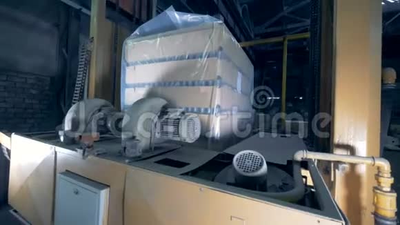 工业机器正在用玻璃瓶调整包装材料视频的预览图