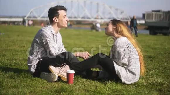快乐的青少年情侣在公园恋爱有魅力的夫妻有着短暂的温柔互相看着学生视频的预览图
