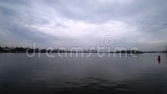 从一艘驶向城市海岸的船上的延时视频晚上天气阴沉水视频的预览图