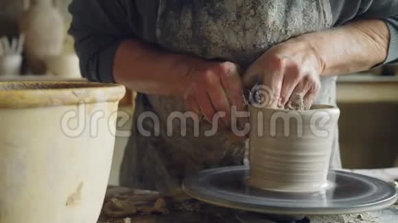 陶瓷花瓶半成品在陶工手轮上的特写镜头视频的预览图