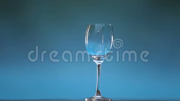 来自霞多丽的白葡萄酒最好的葡萄倒在玻璃杯里酿酒视频的预览图