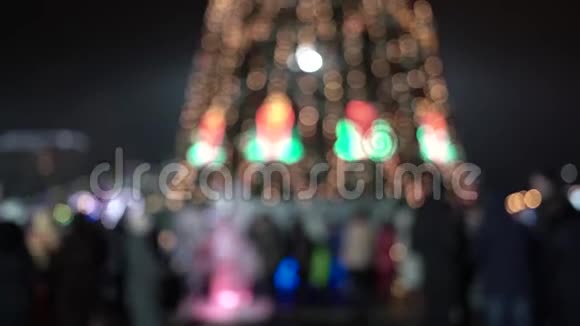 城市广场上闪烁的圣诞树视频的预览图