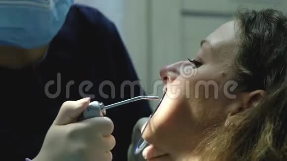 口腔医生在安装支架系统特写之前先把牙齿擦干去看牙医正畸医生视频的预览图