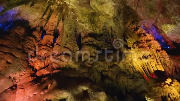 库塔伊西白索山古洞内的岩石前往格鲁吉亚视频的预览图