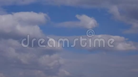 蓝天上白云快速移动的时间流逝视频的预览图