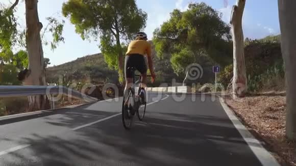 一个人骑着一辆运动道路自行车在位于高山上的道路上慢动作视频的预览图