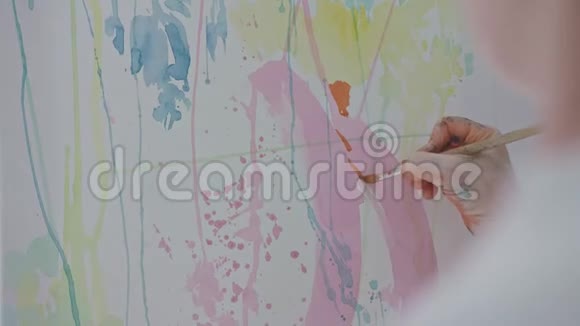 画家用水彩颜料绘制手绘图画视频的预览图