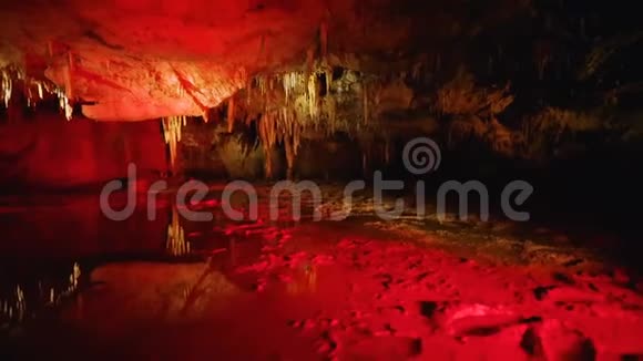 格鲁吉亚库塔伊西高加索山脉洞穴内的水和石笋视频的预览图