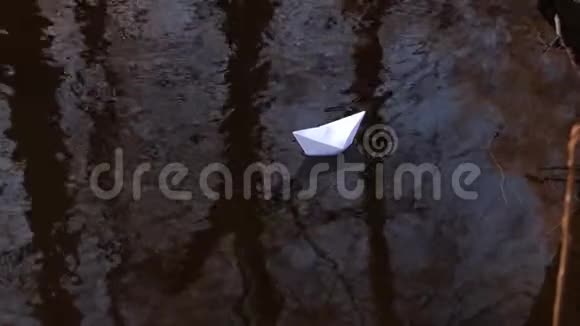 白纸船在秋溪上扬帆视频的预览图