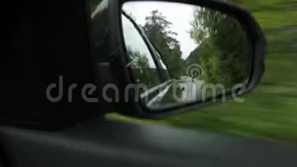 侧镜夏日乡村公路的倒影视频的预览图