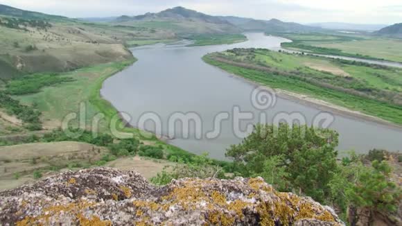 夏天白天从山上俯瞰河流前景是一块岩石视频的预览图