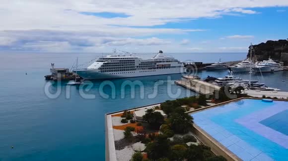 舒适的港口和白色游艇从尼斯的豪华酒店屋顶可以看到风景如画的景色视频的预览图