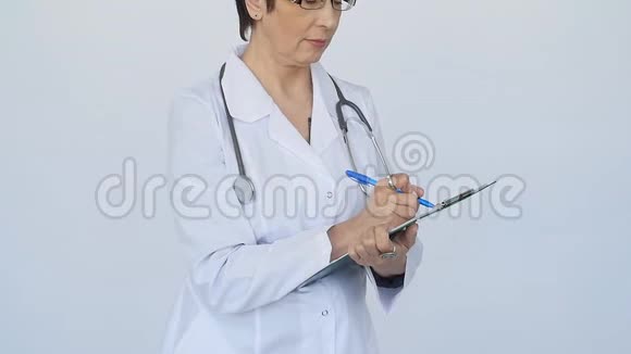 白色背景的中年女性医生视频的预览图