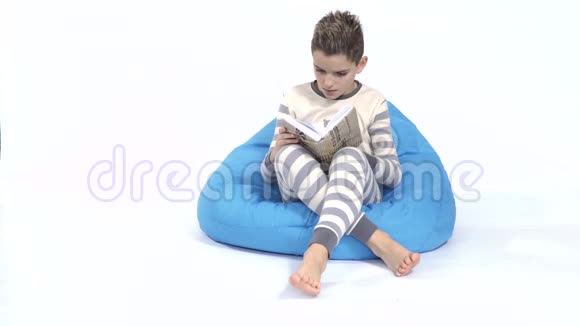 小男孩读完了书就睡在豆袋上视频的预览图