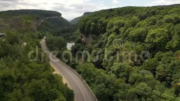 空中无人机射中了一条快速的白色高山河美丽的山河美景贝尔亚在夏季阳光明媚的一天在山区视频的预览图