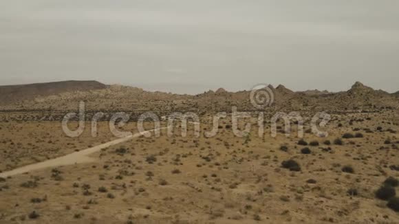 沙漠中的泥土街道树木和房屋视频的预览图