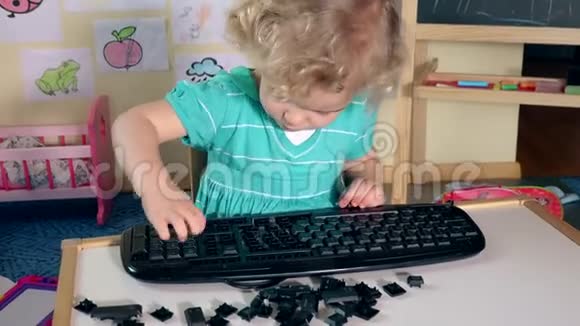 可爱的小男孩女孩玩坏键盘键视频的预览图