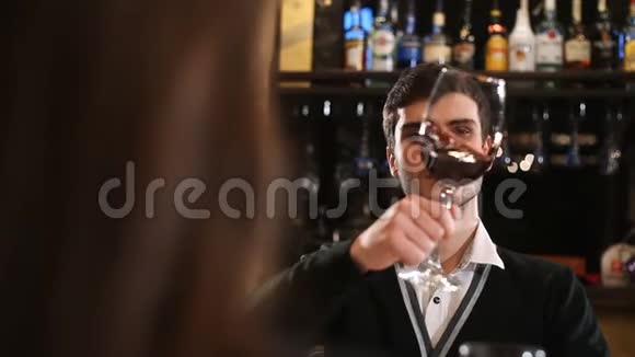 一个人拿着红酒在杯子里摇晃着品尝检查红酒的品质视频的预览图