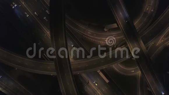 许多汽车在巨大的道路交叉口高速公路交汇处之夜4飞机视频的预览图