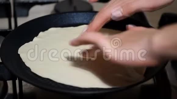 白色玉米饼煮熟并在热菜盘上翻转视频的预览图