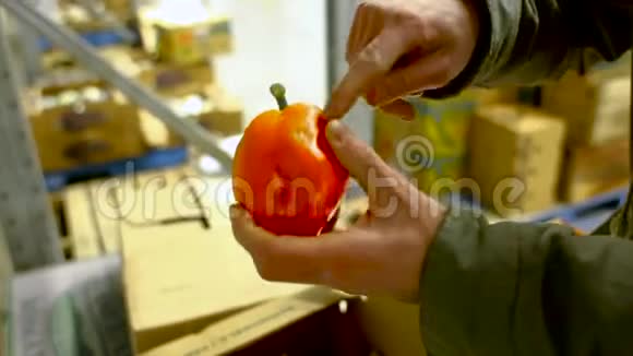 展示蔬菜和水果以及解释食物浪费的手视频的预览图