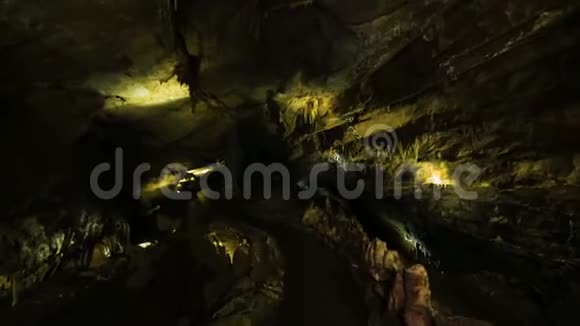 乔治亚州库塔伊西高加索山带黄光的黑暗洞穴内视频的预览图