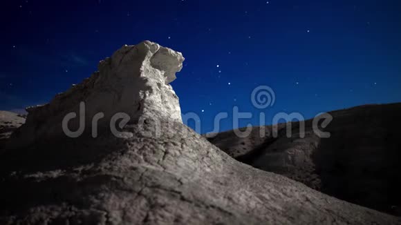 月光下孤独的白垩岩在夜空背景下的时间流逝4K视频的预览图