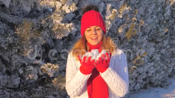 欢乐的女人有欢乐的吹雪和享受神奇的冬季仙境4K视频的预览图