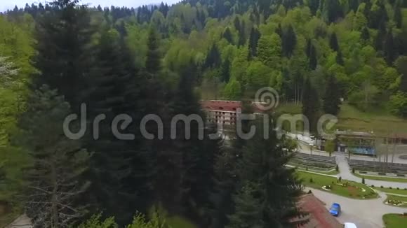 格鲁吉亚高加索山脉森林中舒适的酒店度假胜地的鸟瞰图视频的预览图